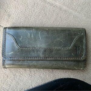 Frye wallet in pine